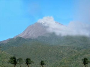 De Bulusan-vulkaan op de Filipijnen spuwde as- en rook (Foto: Srbauer) 