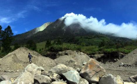 Door een uitbarsting van de Sinawung-vulkaan zijn duizenden mensen op Sumatra geevacueerd