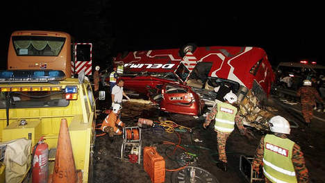 Bij een busongeluk in Maleisië zijn 12 mensen om het leven gekomen (Foto: AP)