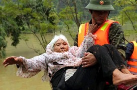 Het aantal doden door overstromingen in Centraal-Vietnam blijft oplopen (Foto: EPA) 